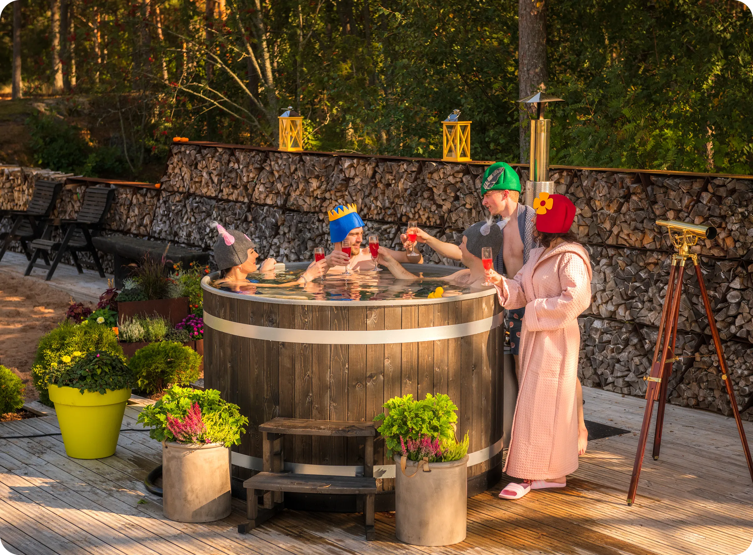 가족이 함께 즐기는 야외 핫텁 모습